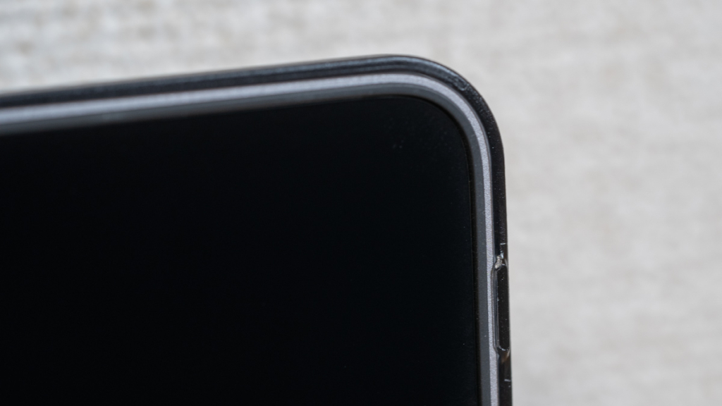 Incase「Hardshell Case for MacBook Pro 16インチ 2021 Dots」の装着1