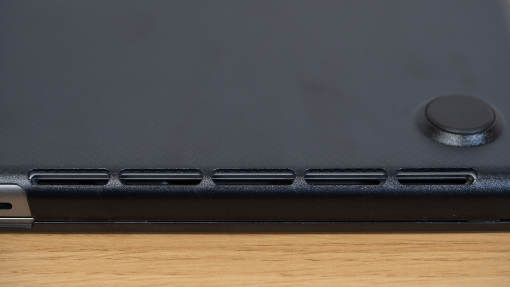 Incase「Hardshell Case for MacBook Pro 16インチ 2021 Dots」の吸気口