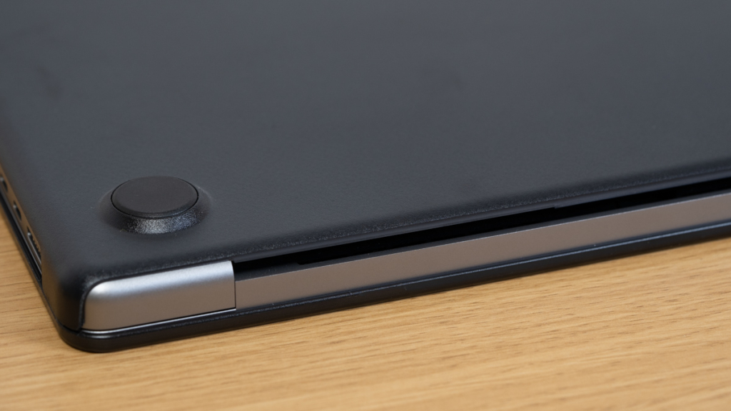 Incase「Hardshell Case for MacBook Pro 16インチ 2021 Dots」の排気口