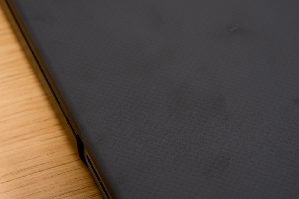 Incase「Hardshell Case for MacBook Pro 16インチ 2021 Dots」の皮脂汚れ