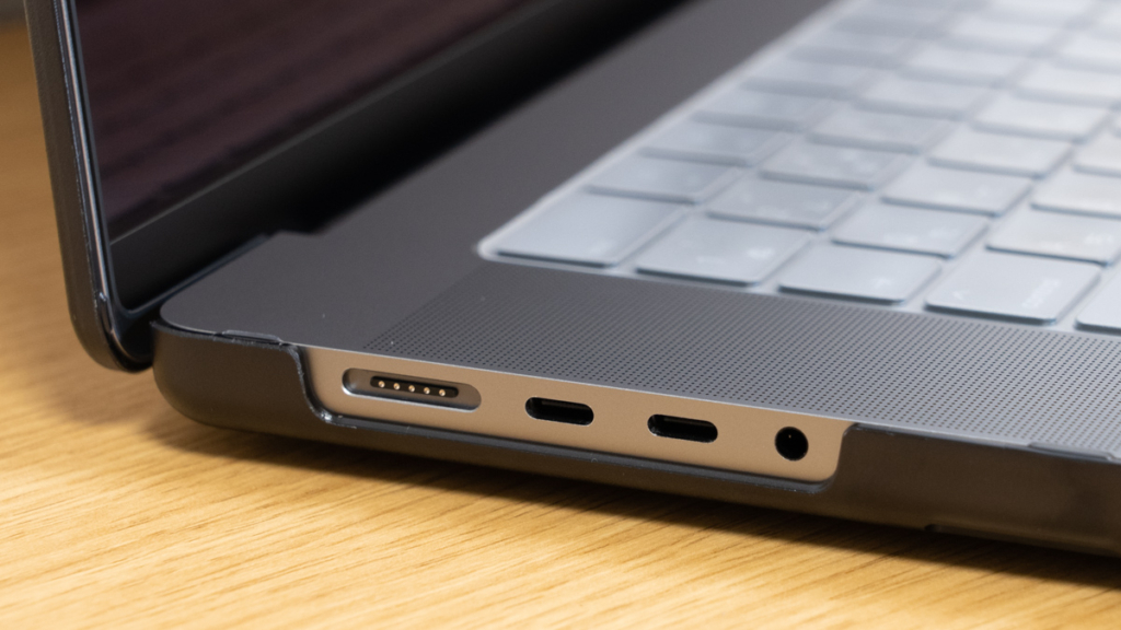 Incase「Hardshell Case for MacBook Pro 16インチ 2021 Dots」のUSBポートまわり1
