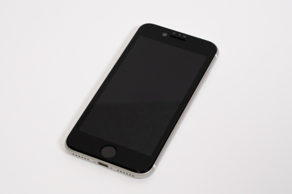 Simplism iPhone SE3向けガラスフィルム 貼り付け完了