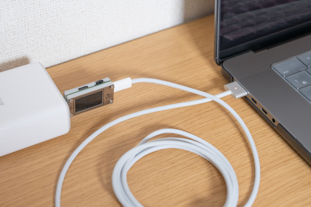 MacBook Pro 16インチを充電（Anker 547 Charger）