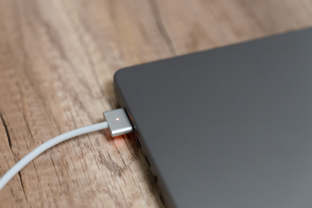 Anker 711 Chargerで16インチMacBook Proを充電