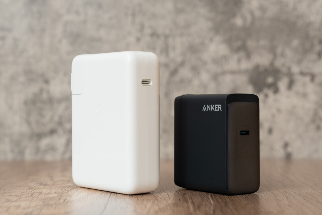 Apple 140W USB-C電源アダプタとAnker 717 Chargeのサイズ比較