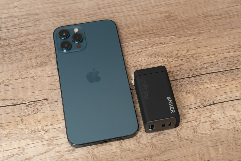 Anker 735 ChargerとiPhone 12 Pro Maxのサイズ比較