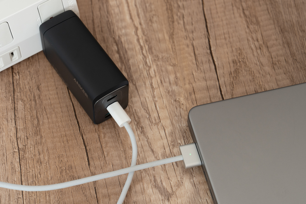 Anker 737 Chargerで16インチMacBook Proを充電