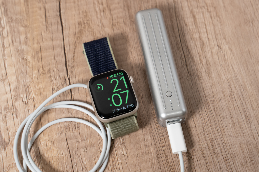モバイルバッテリー+Apple Watch充電器で充電