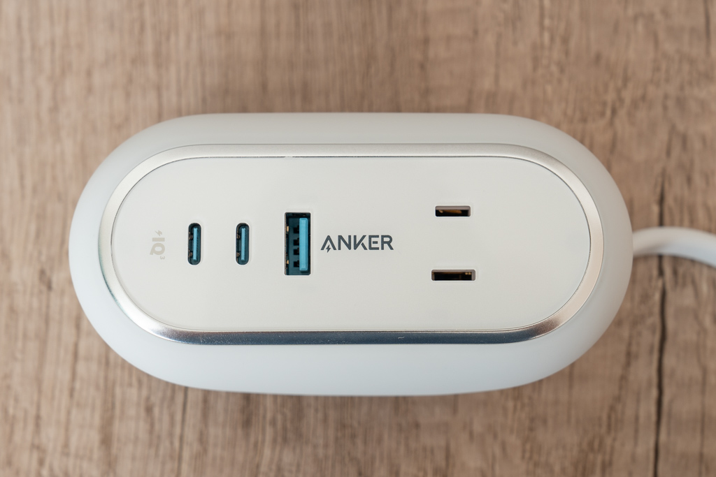 Anker 615 USB Power StripのUSBポート・ACコンセント（正面）