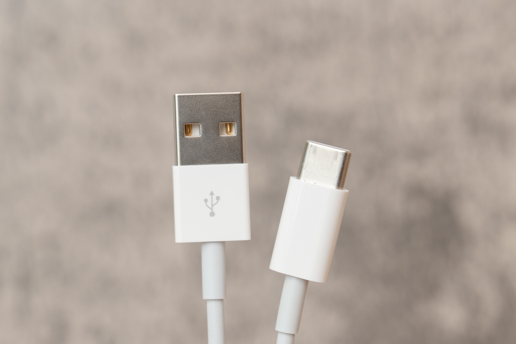 左：USB-A、右：USB-C