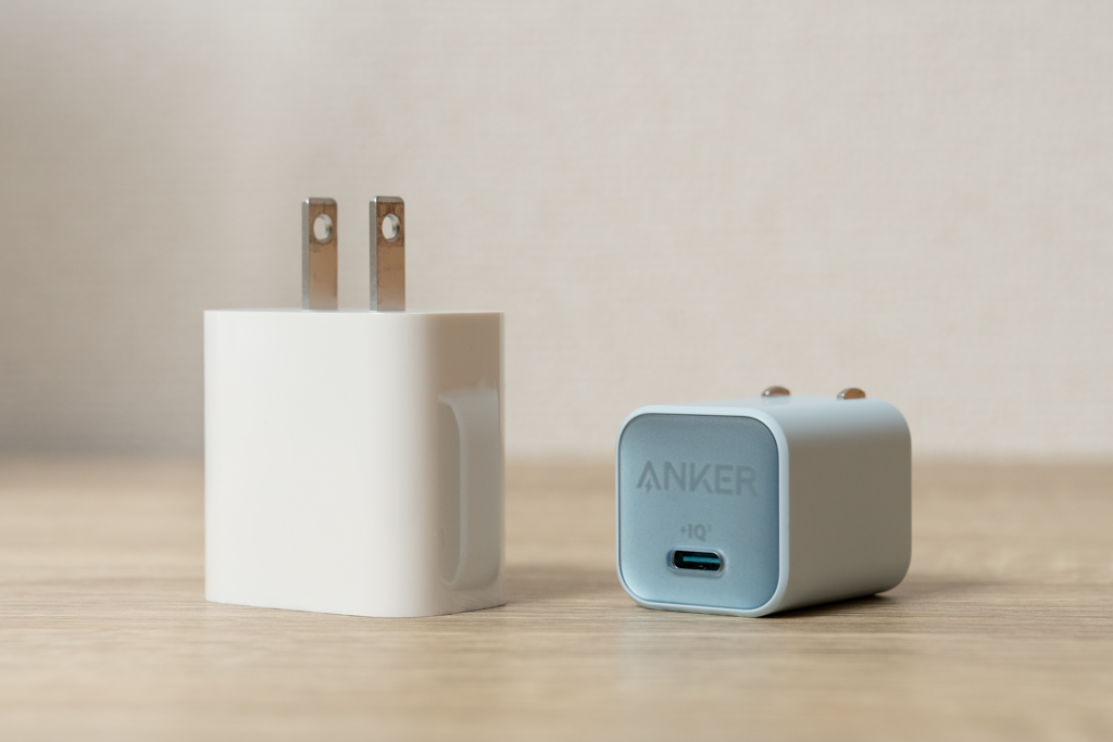 Apple 20W USB-C電源アダプタとAnker 30W充電器