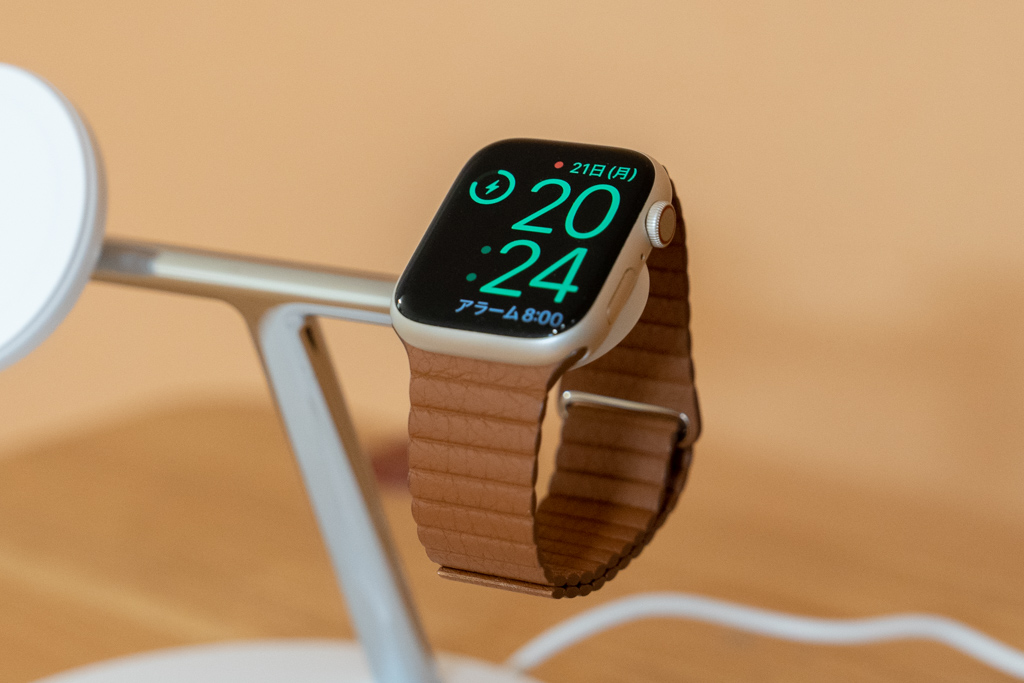 Apple Watch Series 7を充電