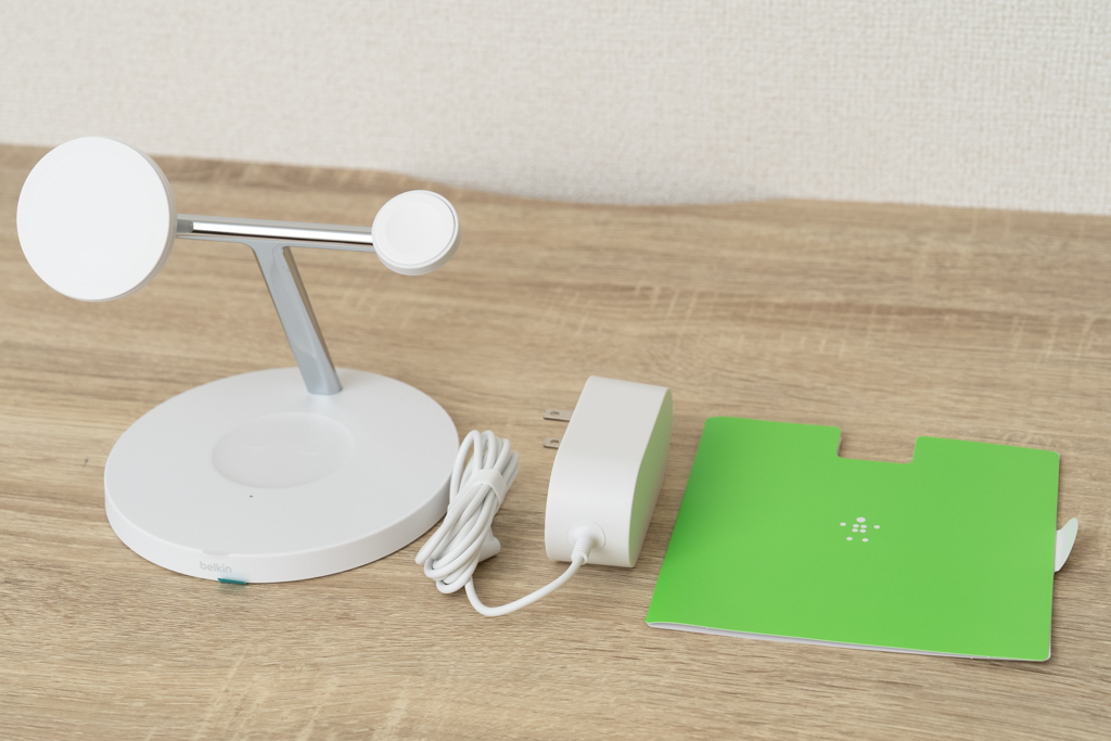 Belkin BOOST↑CHARGE PRO 3-in-1 Wireless Charging Stand with MagSafeのパッケージ内容