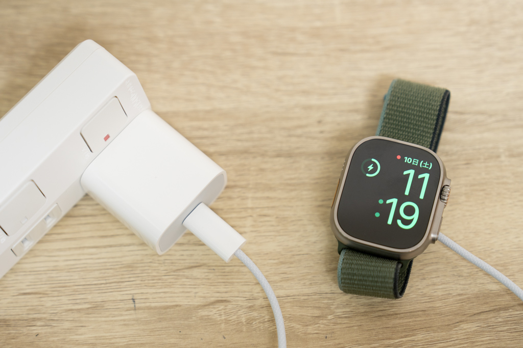 Apple Watch磁気高速充電ケーブルでApple Watch Ultraを充電