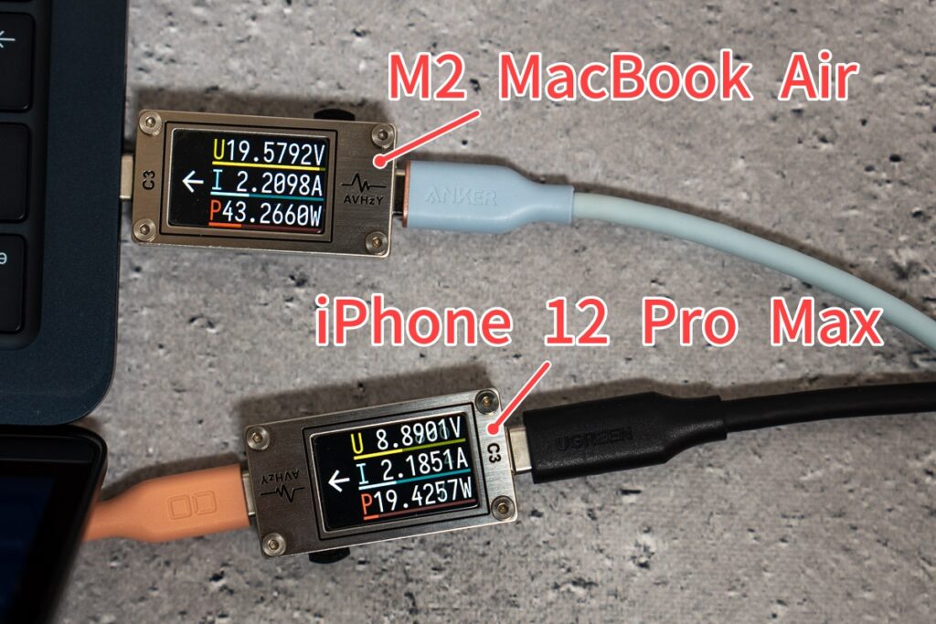 M2 MacBook AirとiPhone 12 Pro Maxを同時充電
