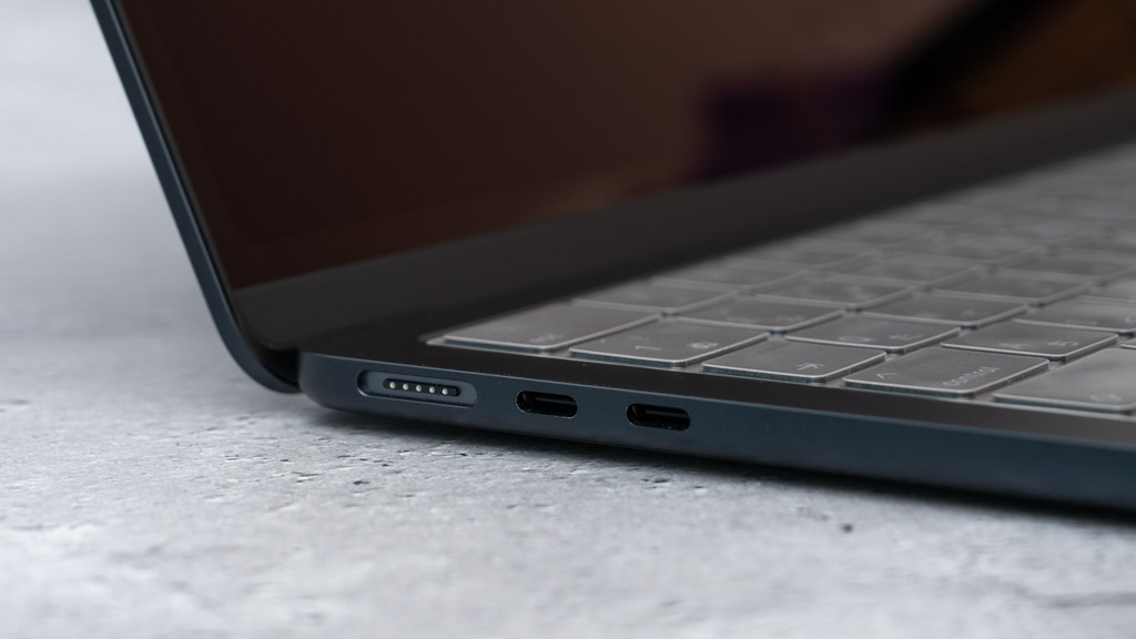 MacBook Air（2022）のUSB-CポートとMagSafe 3コネクタ