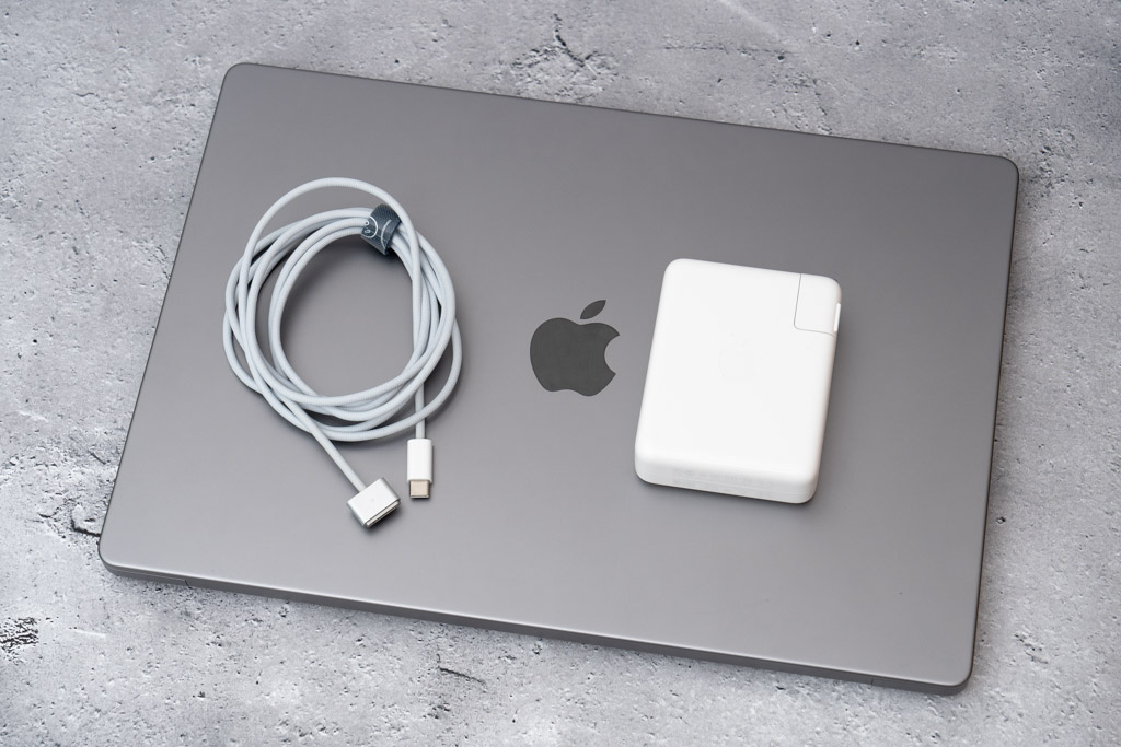 Apple 140W USB-C電源アダプタとMagSafe 3ケーブル