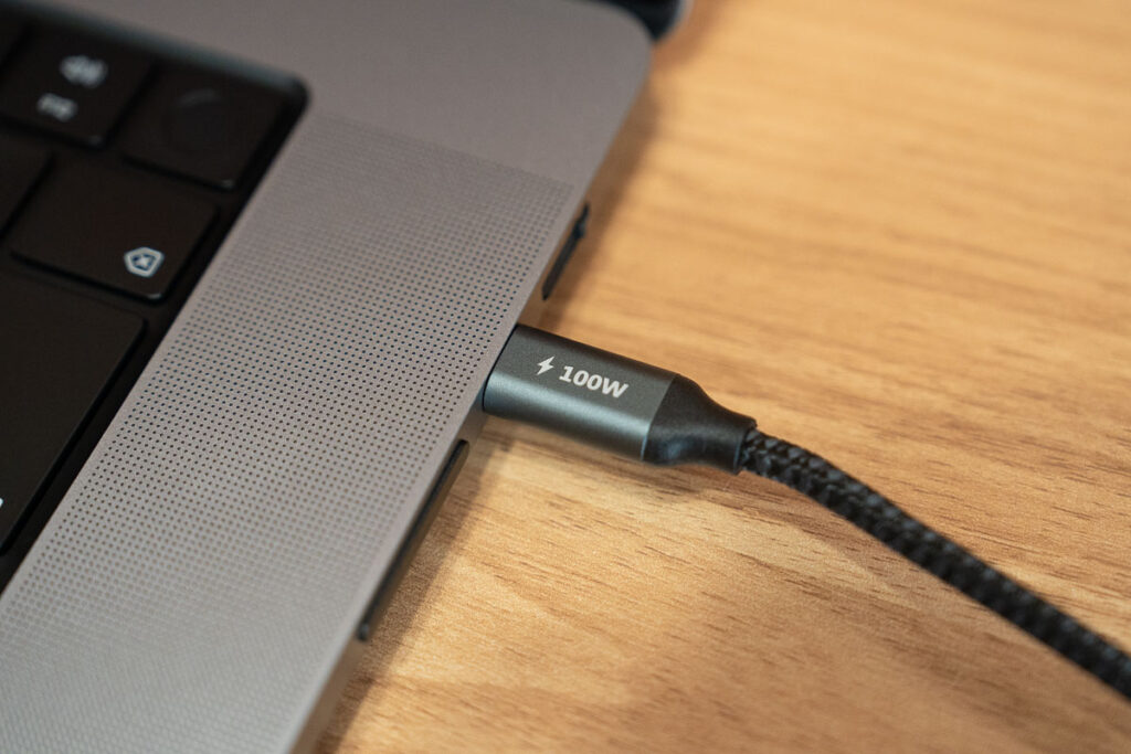 NIMASO 100W充電対応USB Type-CケーブルをMacBook Proに接続