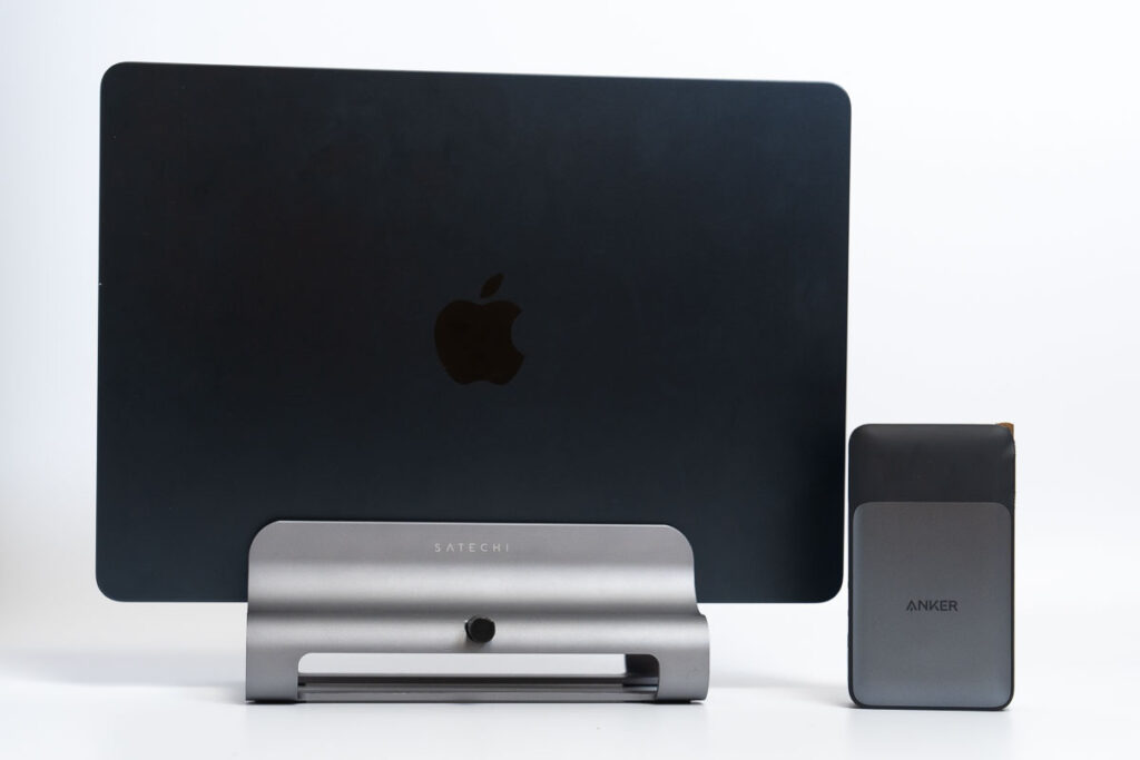 Anker 733 Power BankとM2 MacBook Airとのサイズ比較
