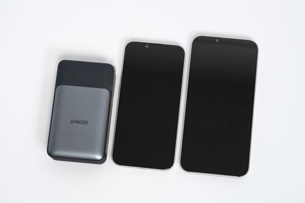 Anker 733 Power BankとiPhone 14・iPhone 14 Plusのサイズ比較