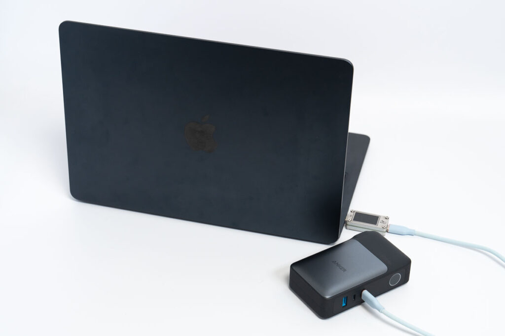 M2 MacBook Airを充電（約28W）