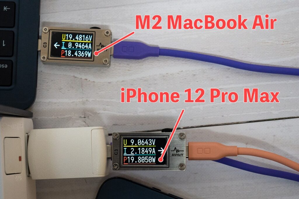 iPhone 12 Pro MaxとM2 MacBook Airを同時充電