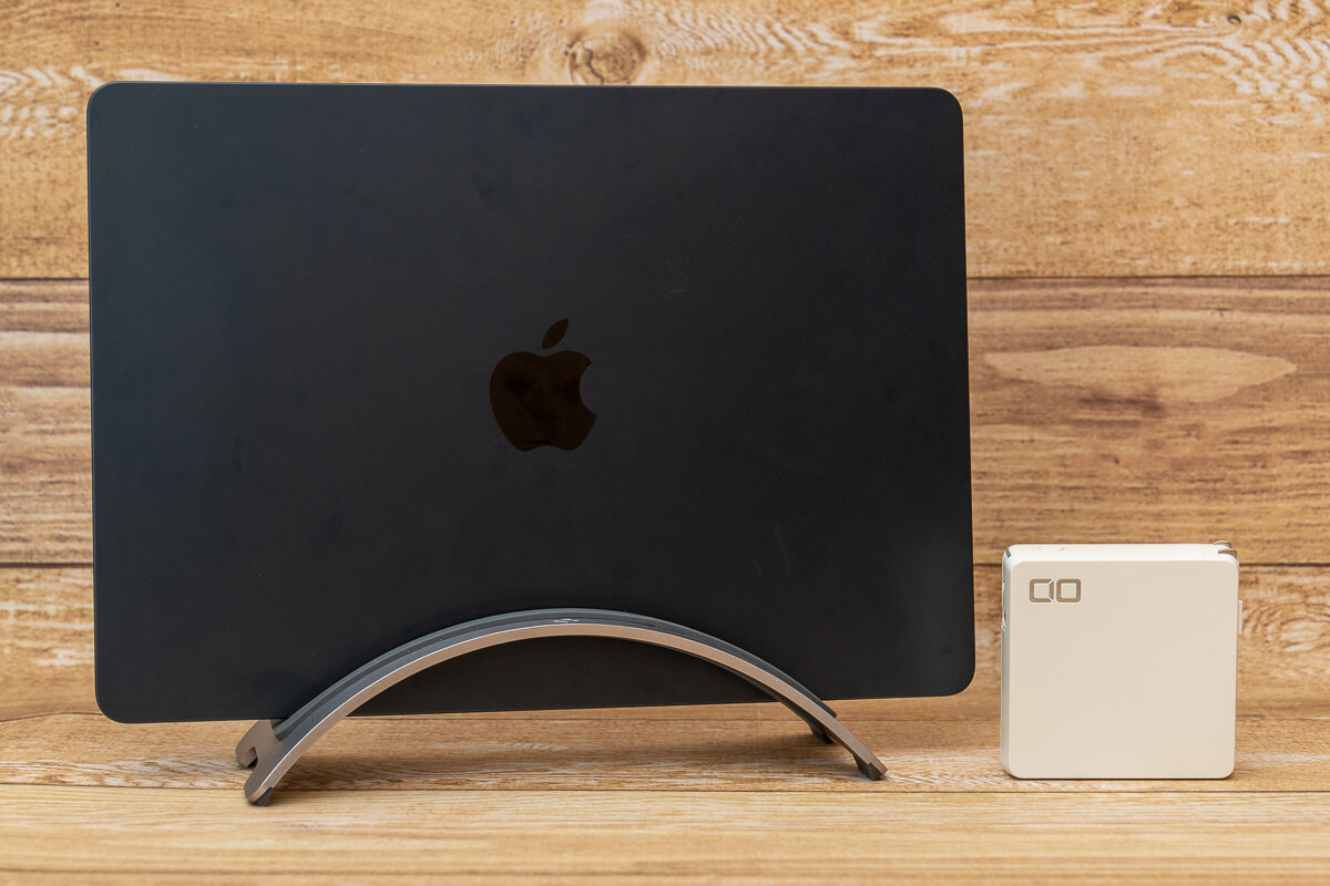 CIO SMARTCOBY Pro PLUGとM2 MacBook Airのサイズ比較