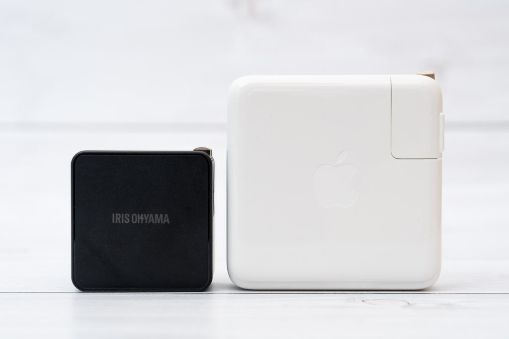 IQC-C651-BとApple 67W USB-C電源アダプタとのサイズ比較2