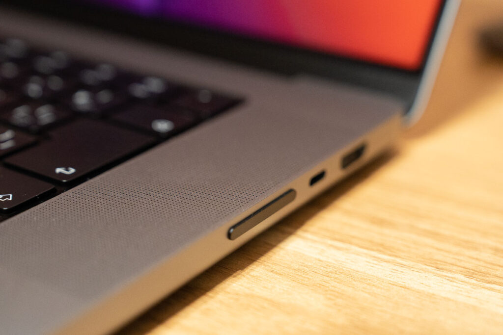 トランセンド JetDrive LiteをMacBook ProのSDカードスロットに挿入