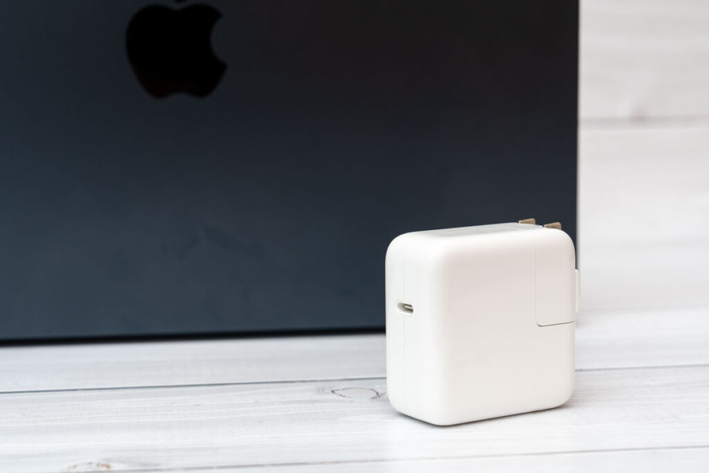 MacBook AirとApple 30W USB-C電源アダプタ