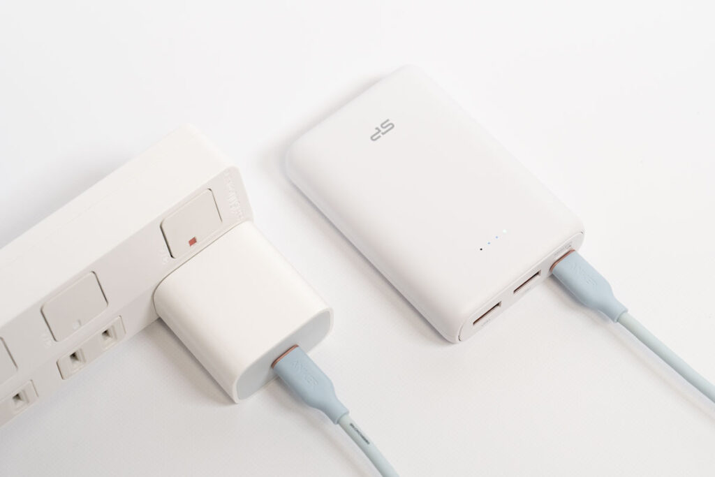 Apple 20W USB-C電源アダプタでシリコンパワーC10QCを充電