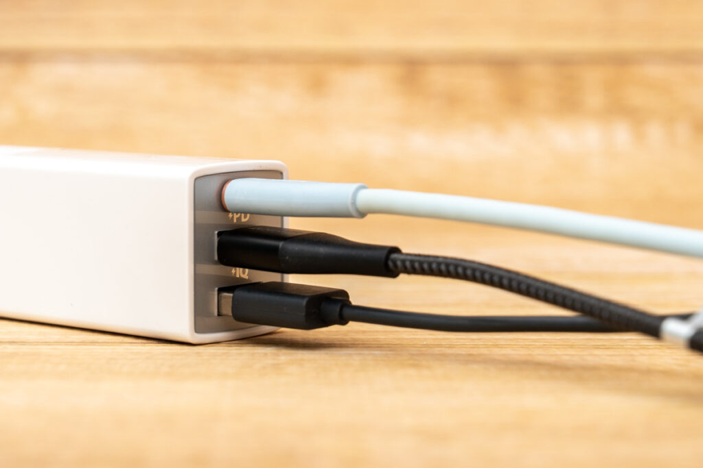 Anker 511 USB Power StripのUSBポートに接続
