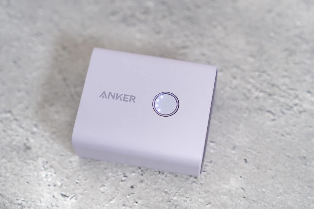 Anker 521 Power Bankのバッテリー残量を表示するLEDランプ