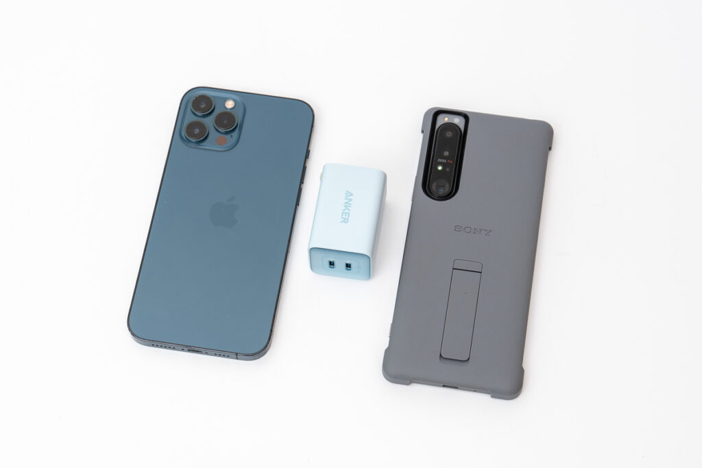 Anker 523 ChargerとiPhone 12 Pro Max・Xperia 1 IIIのサイズ比較