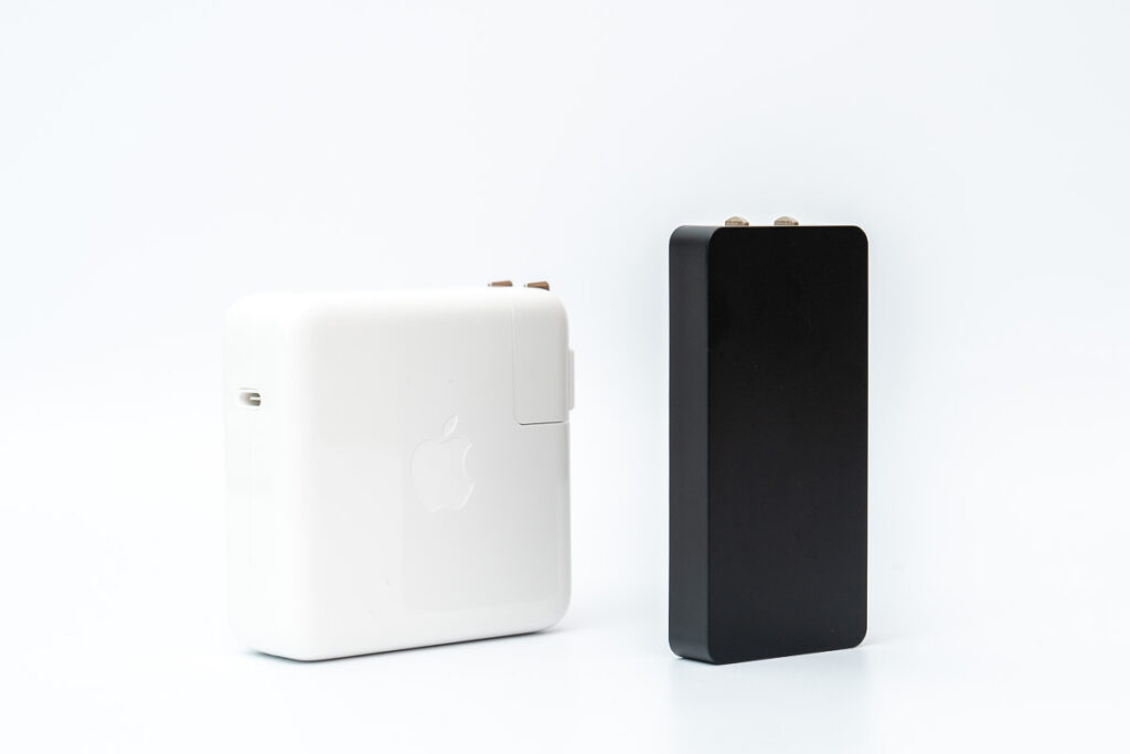 オウルテック ウルトラスリムAC充電器とApple 67W USB-C電源アダプタのサイズ比較
