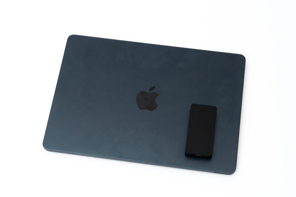 オウルテック ウルトラスリムAC充電器とM2 MacBook Airのサイズ比較1