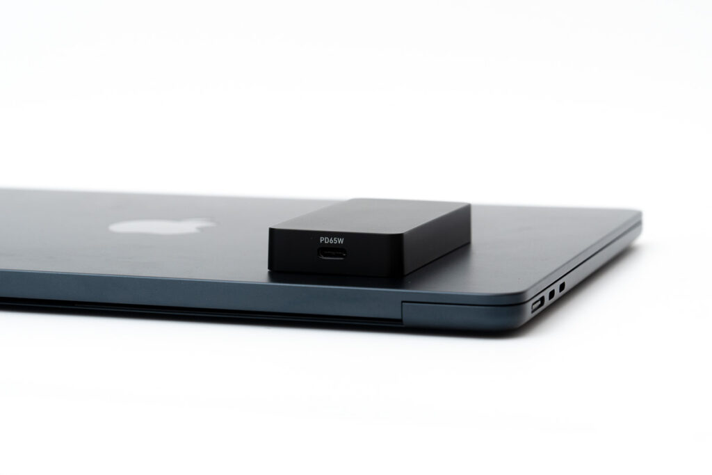 オウルテック ウルトラスリムAC充電器とM2 MacBook Airのサイズ比較2