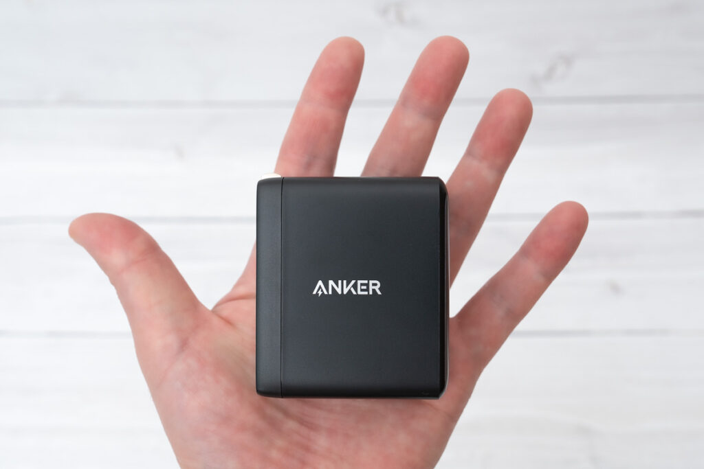 Anker 736 Chargerを手に持つ様子
