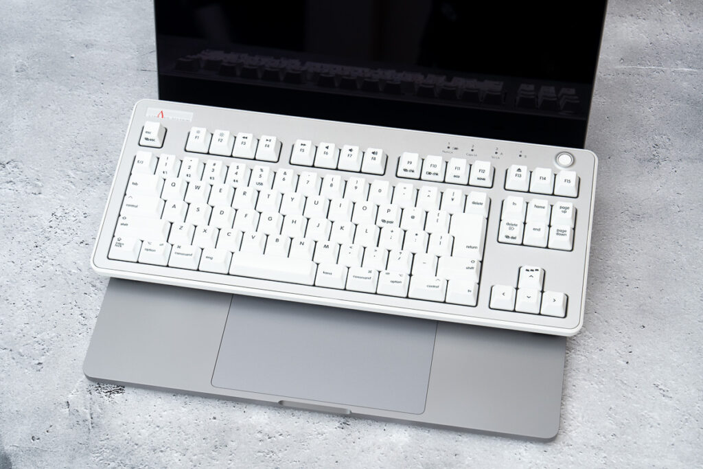 REALFORCE R3とMacBook Pro 16で尊師スタイル