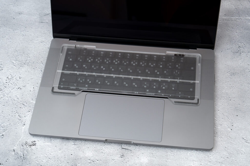 MacBook Pro 16インチにキーボードブリッジをセット