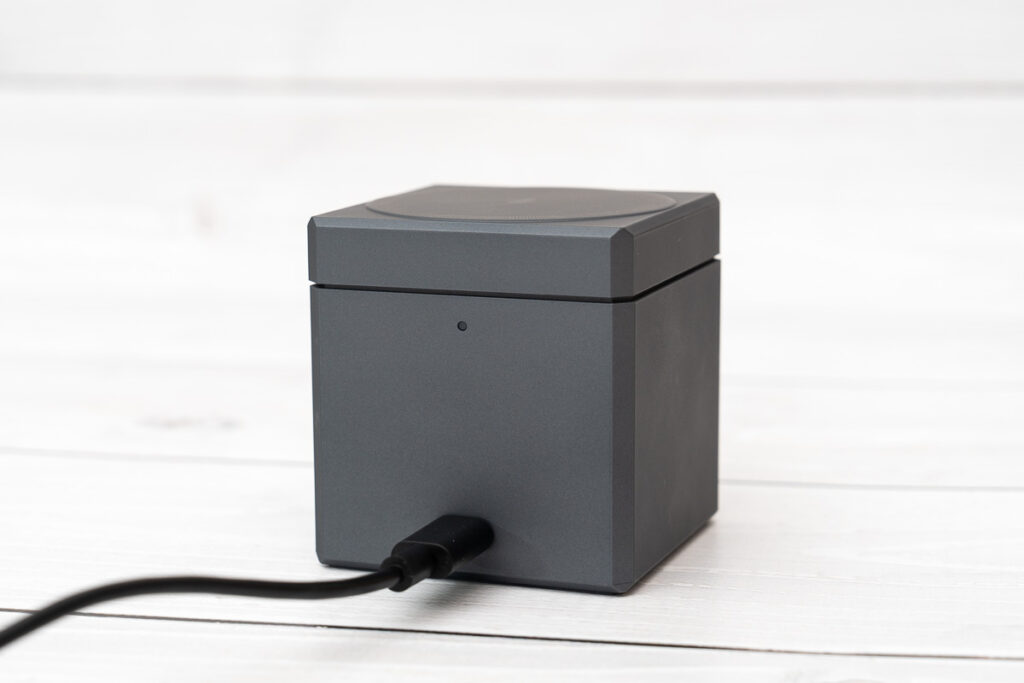 Anker 3-in-1 Cube with MagSafeのUSB-CポートとLEDランプ