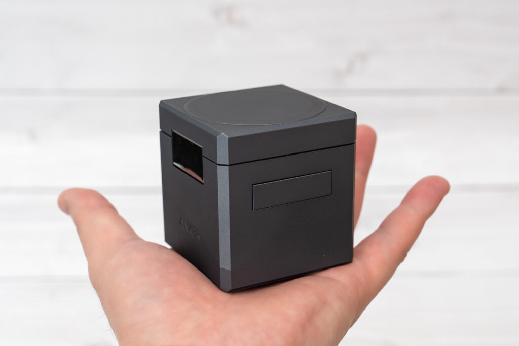 Anker 3-in-1 Cube with MagSafeを手のひらに乗せている様子