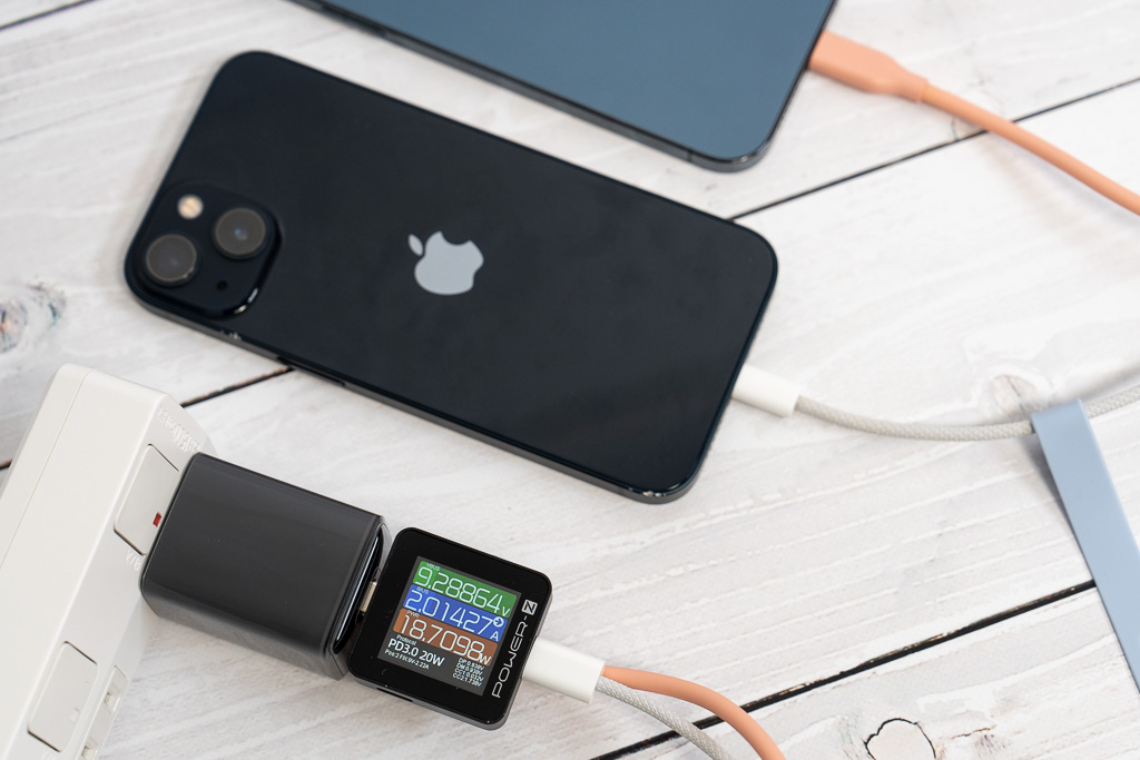 Anker 521 ChargerでiPhone2台を同時充電