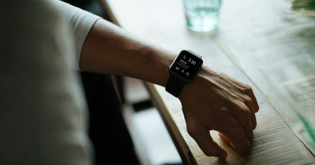 Apple Watchを巻いている男性