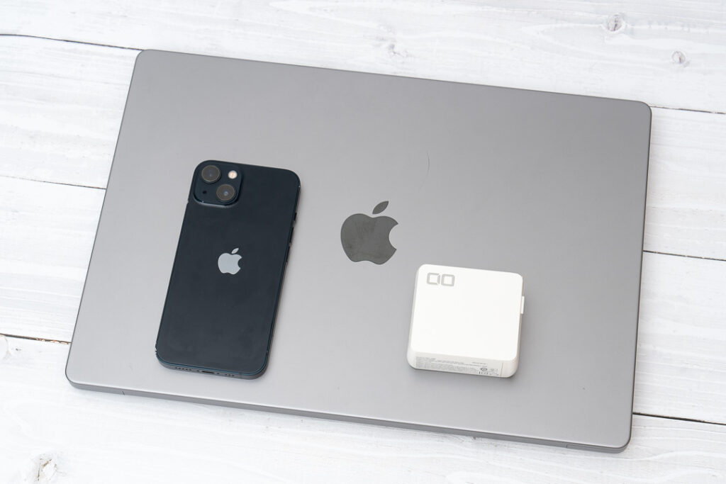 CIO NovaPort TRIO 140W、MacBook Pro 16インチ、iPhone 13のサイズ比較