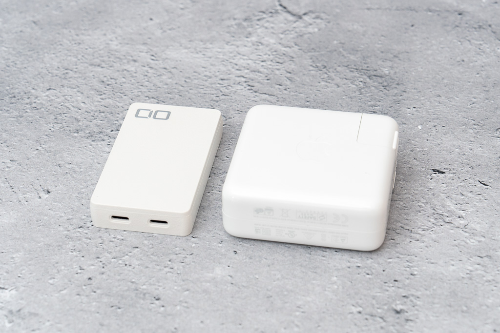 CIO NovaPort SLIM DUO 67WとApple 67W USB-C電源アダプタとのサイズ比較