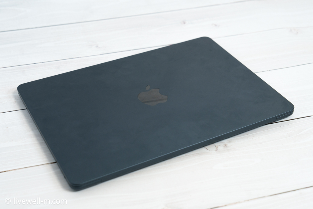 MacBook Air ミッドナイトの皮脂汚れ