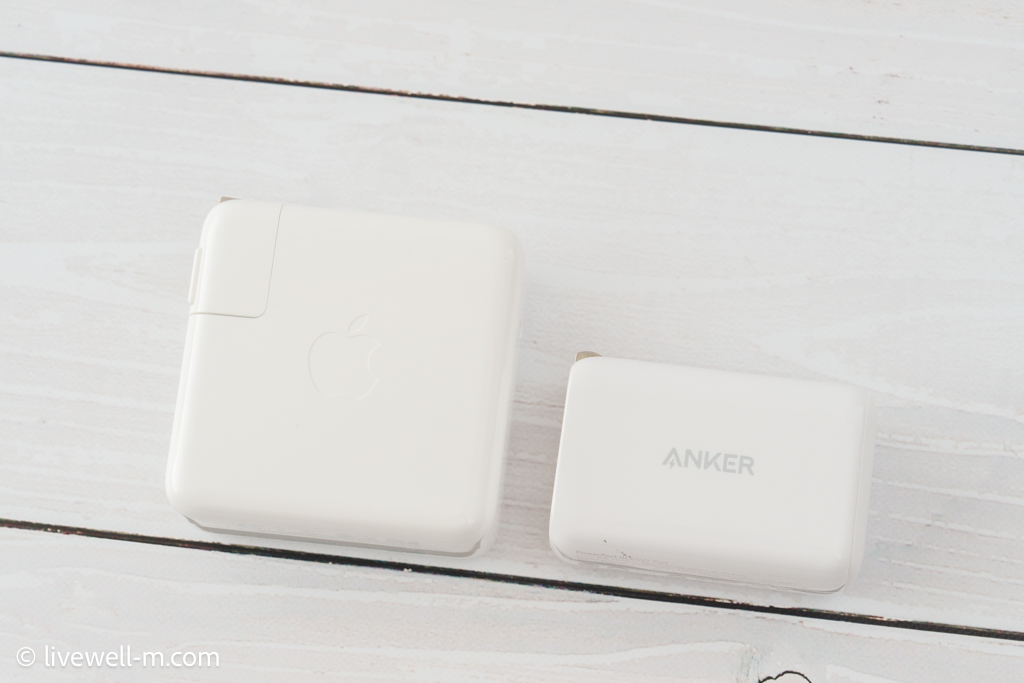 Anker PowerPort III 65W PodとApple 67W USB-C電源アダプタとのサイズ比較