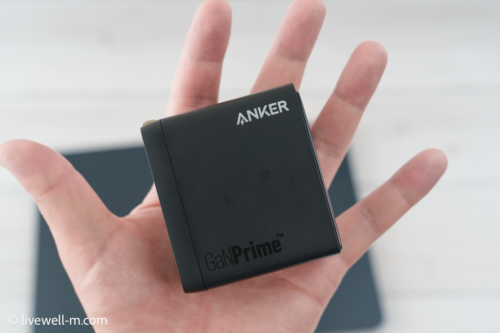 Anker 747 Charger (GaNPrime 150W)を手に持つ様子