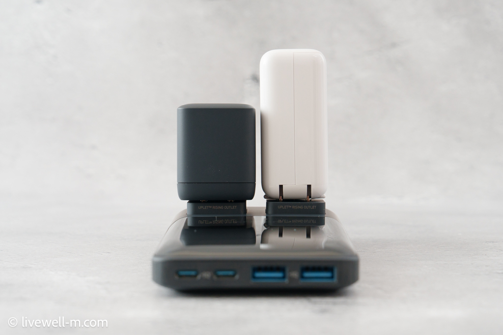 Anker Prime Charging Station (6-in-1, 140W)のコンセントにUSB充電器を接続
